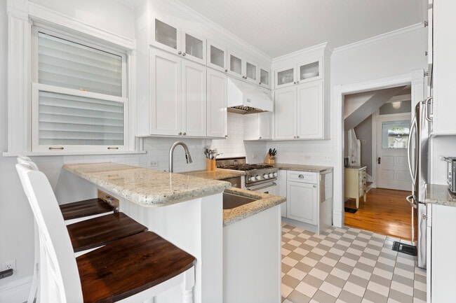 Building Photo - 3438 N Paulina St