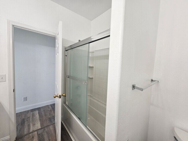 Building Photo - 4 Bedroom 2 Bath