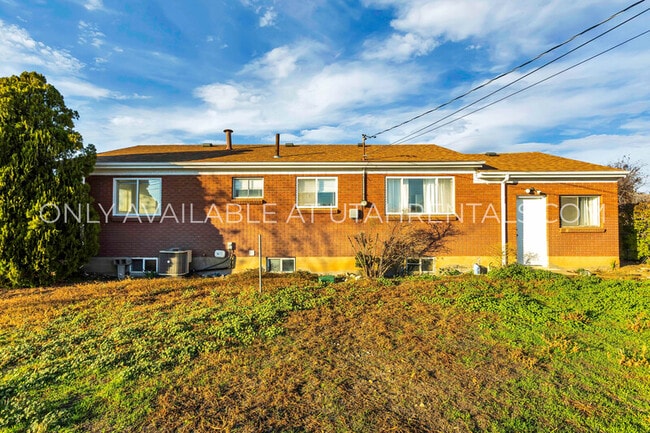 Building Photo - 360 E 400 S