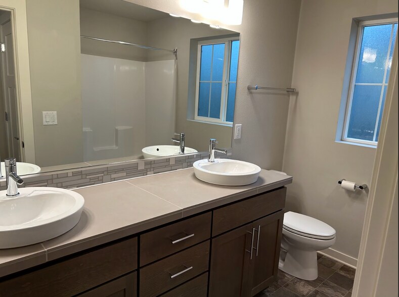 Guest Bathroom - 6507 SE Genrosa St