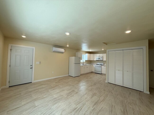 Building Photo - M12150