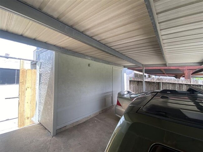 Building Photo - Very Large 2/2.5 Townhome with covered par...