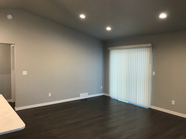 Building Photo - 4 Bed 3 Bath Single Family Home