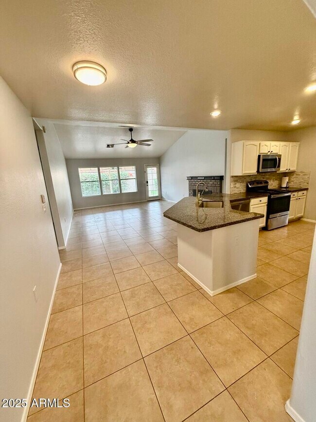 Building Photo - 646 N Cobblestone St