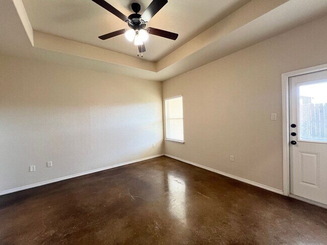 Building Photo - Luxury 3/2 duplex in NBTX