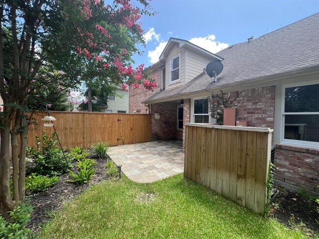 Building Photo - 1155 Enclave Square E