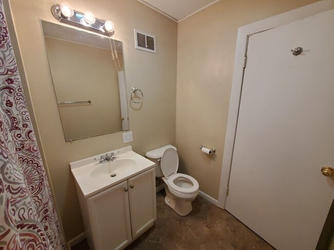 Building Photo - 3 Bedroom with open living room/kitchen/dining area, all on one floor including laundry!