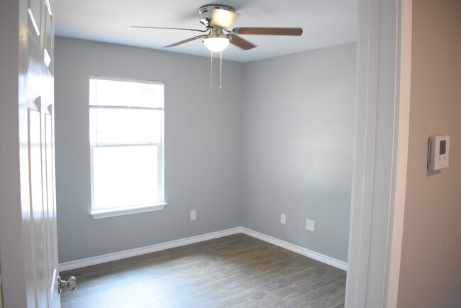 Building Photo - 218 Parrott Dr