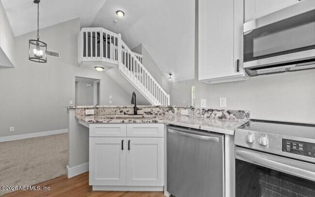 Building Photo - 13700 Richmond Park Dr N