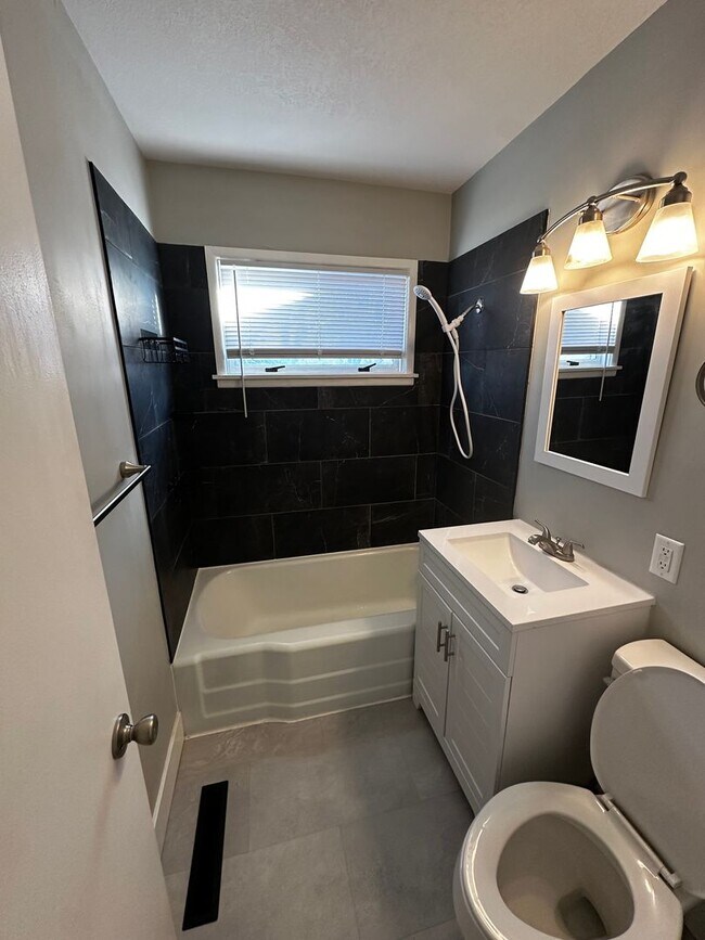 Building Photo - Recently Remodeled 3 Bed 2 Bath with Additional Finished Room