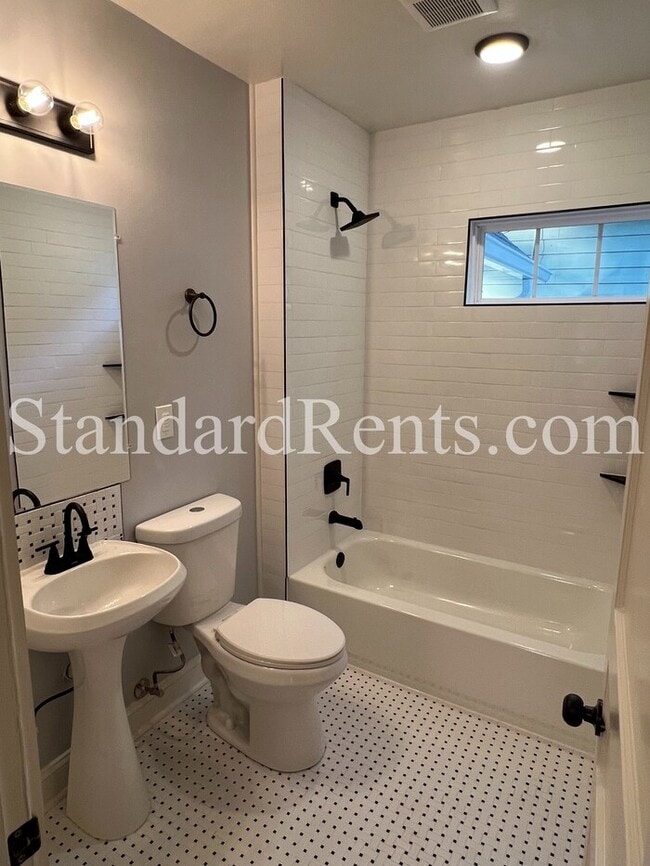 Building Photo - Adorable updated bungalow on a large lot in the heart of Grant Park!