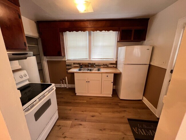 Building Photo - MOVE IN READY!