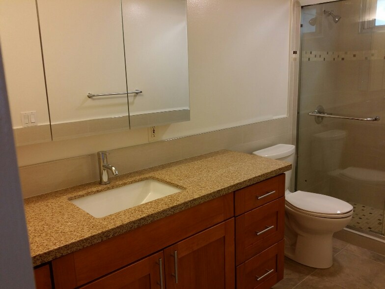 Building Photo - 242 Dennis Dr