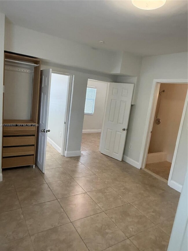 Building Photo - 2816 Pine Tree Dr