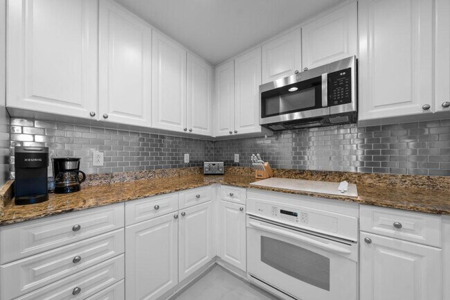 Building Photo - 5 Portofino Dr