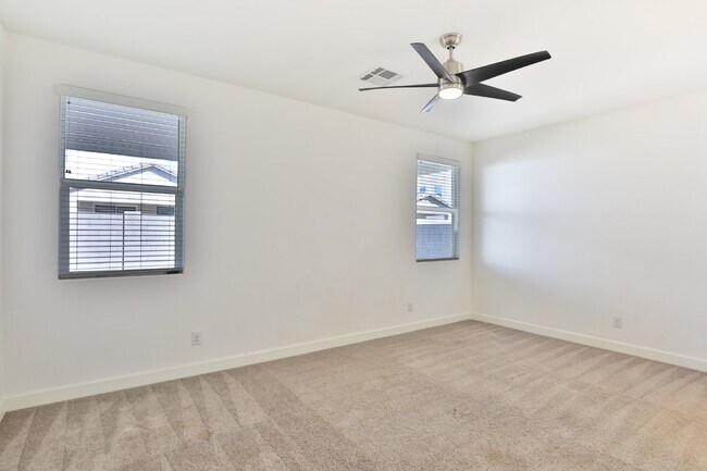 Building Photo - 548 E Vail Ln
