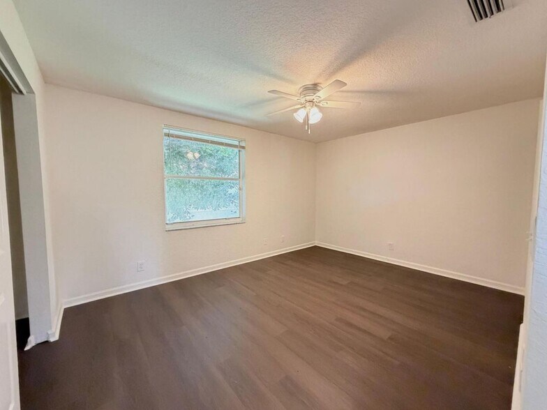 Building Photo - 910 Summit Lake Dr