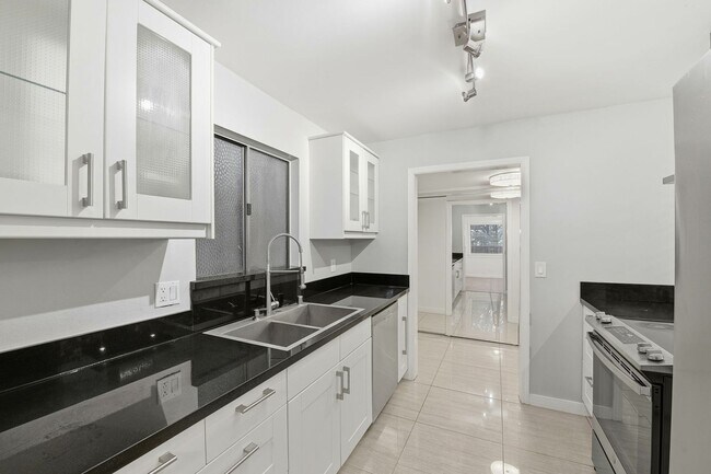 Building Photo - Hidden Gem at Saratoga Creekside – End Unit with Yard