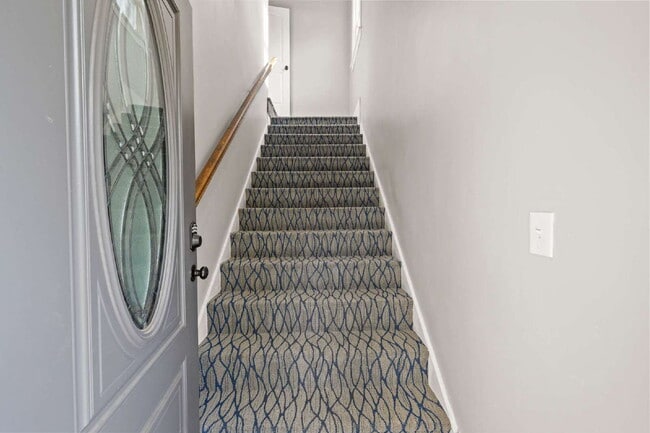Building Photo - Renovated 3 Bed • 1.5 Bath Upstairs Unit -...