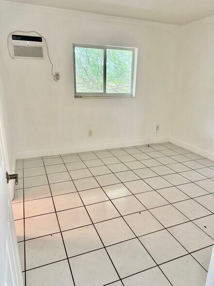 Building Photo - 1014 Salzedo St