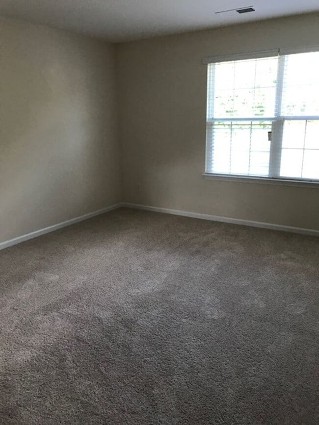 Building Photo - Luxurious 2 story 3 bedroom 2.5 bath townh...