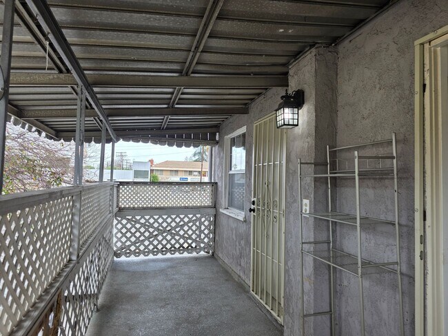 Building Photo - Stunning 2-bedroom 2nd floor apartment with garage parking!