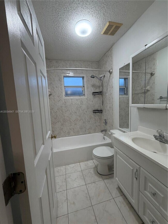 Building Photo - 15431 SW 101st Ave