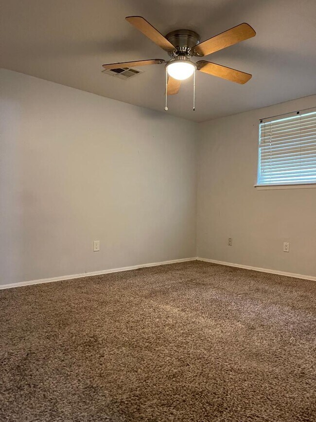 Building Photo - 7204 N Norman Rd