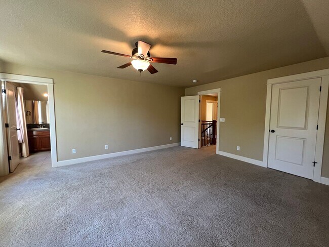 Building Photo - Application Pending - Spacious 3 Bedroom Home in Hood River