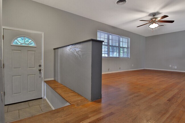 Building Photo - Large 3 bed/2 bath with BONUS ROOM in Yukon!