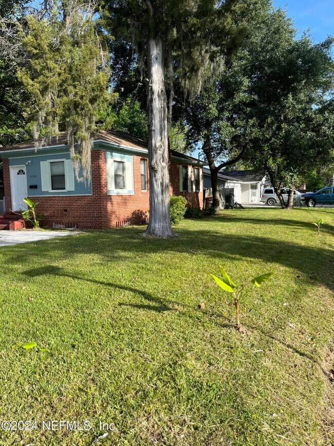 Building Photo - 5105 Hollycrest Dr