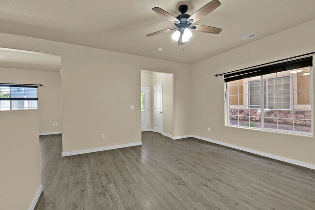 Building Photo - Move-In Ready Townhome with Luxury Finishe...