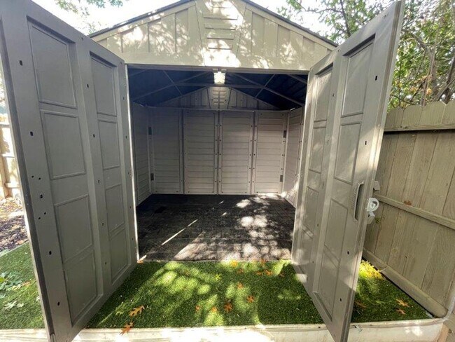 Building Photo - Gorgeous 3 Bedroom1/2 Plex in Elk Grove