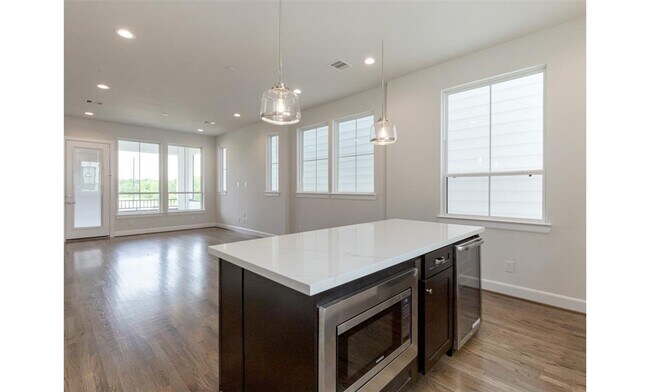 Building Photo - 2802 Grand Fountains Dr