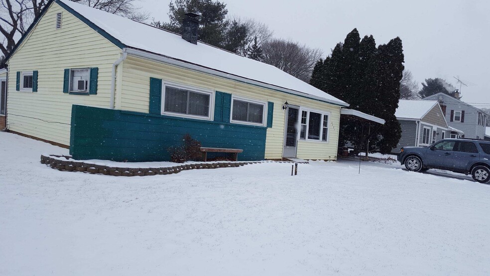 Building Photo - 2527 Valley Road