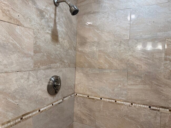 Building Photo - 909 Pleasant St