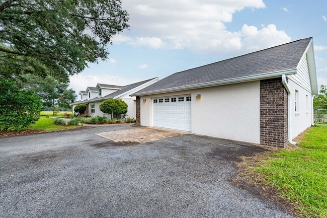 Building Photo - Country living close to everything - 3 bed, 3.5 bath, on an acre