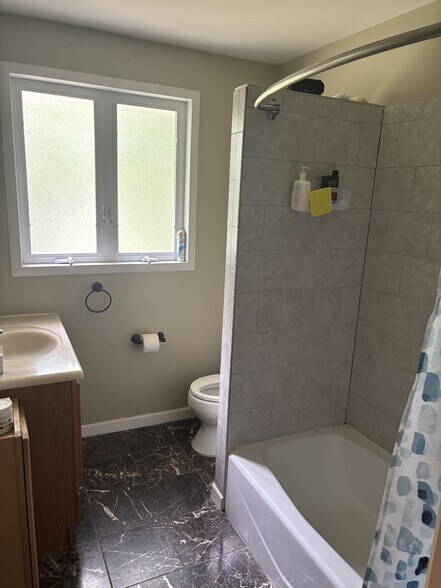 upstairs full bath - 611 Pin Oak Rd