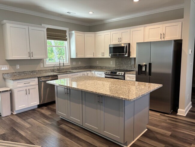 Building Photo - New home in Pine Knoll Shores