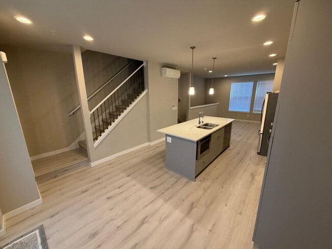 Building Photo - New Lynnwood Upscale Townhome For Rent!