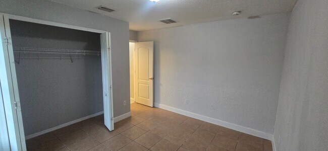 Building Photo - Huge Three Bedroom- 2 bath + den, 2 car ga...
