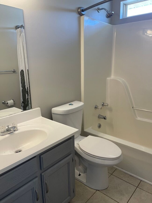 Building Photo - 3 Bed 2 Bath Home North Nashville