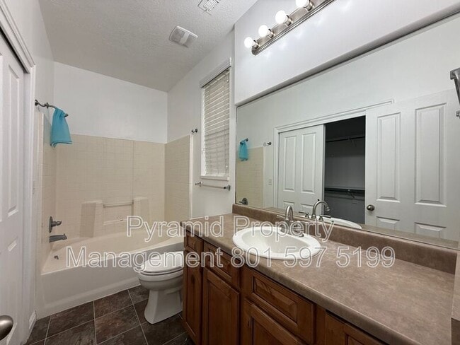 Building Photo - 732 Skipton Dr W