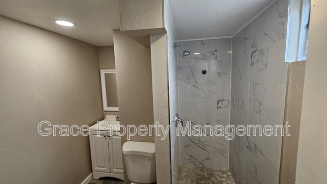Building Photo - 7855 Kenwood St