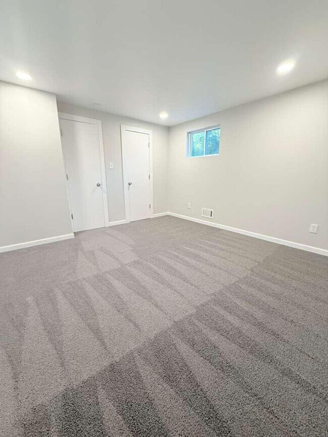 Building Photo - Spacious and beautifully updated 4-bedroom, 2-bath