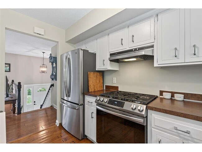 Building Photo - 16220 15th Ave N
