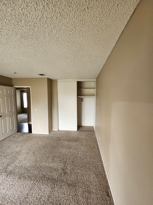 Building Photo - Inviting 3-Bedroom Home