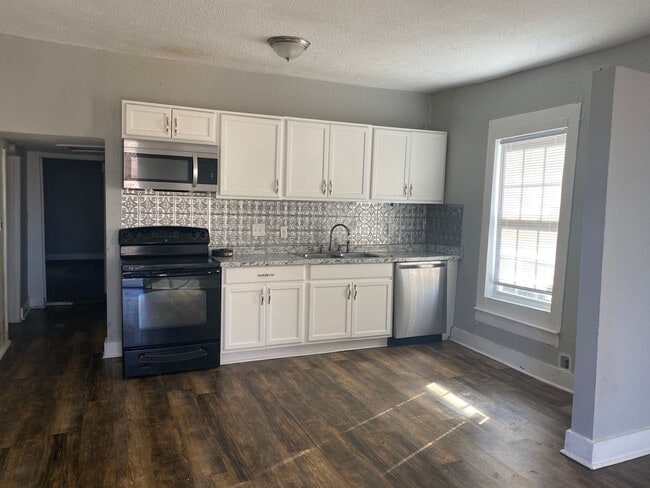 Building Photo - 3/2 in East Sherman!