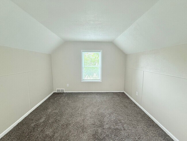 Building Photo - Renovated 3-Bedroom Home – We Welcome Sect...