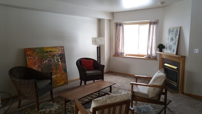 Building Photo - FALL 2026 AVAILABILITY!!!  2 bedroom, 2.5 bath condominium on Iowa City's east side